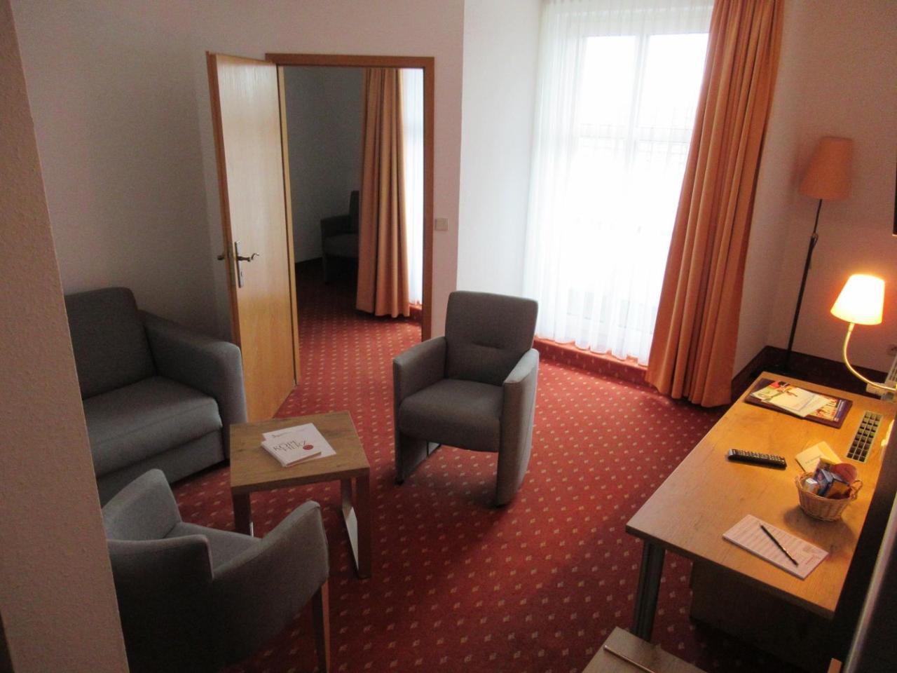 Hotel Markgraf เลห์นิน ภายนอก รูปภาพ